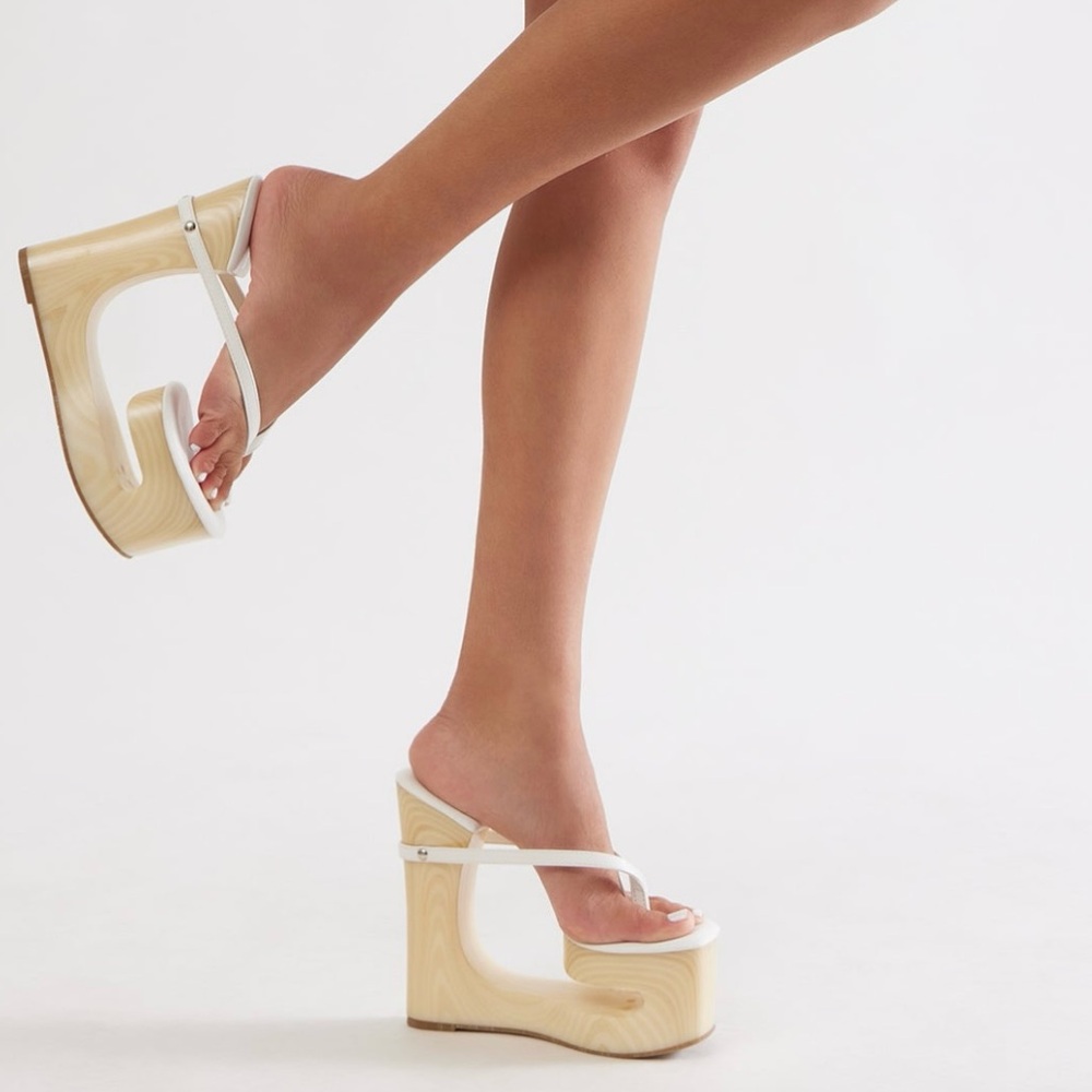 Noelia thong wedges size 10, Fashion nova!